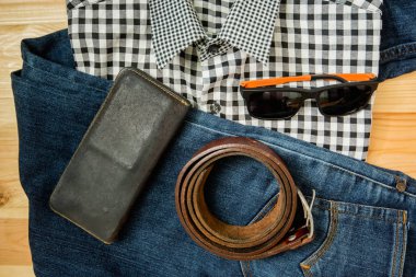adam rahat kıyafetler moda aksesuarları ahşap masa, (gömlek, jean, cüzdan, güneş gözlüğü, gözlük, Kemer)