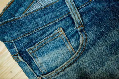 adam rahat kıyafetler moda aksesuarları ahşap masa, kot pantolon