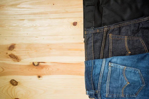 Homem Roupas Casuais Acessórios Moda Mesa Madeira Jeans — Fotografia de Stock