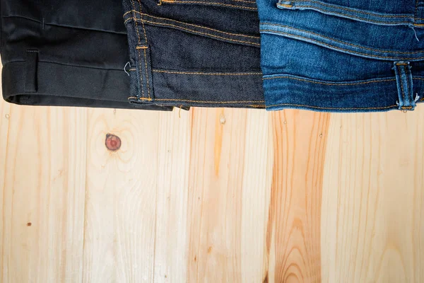 Muži Neformální Oděvy Módní Doplňky Dřevěné Stolky Džíny — Stock fotografie