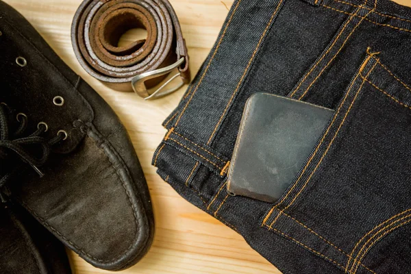 Homem Roupas Casuais Acessórios Moda Mesa Madeira Camisa Jean Carteira — Fotografia de Stock