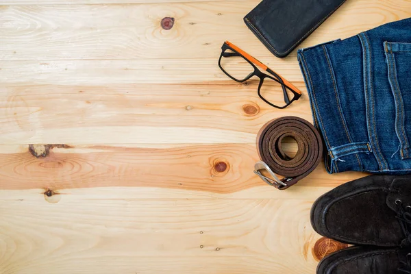 adam rahat kıyafetler moda aksesuar ahşap masa, (gömlek, jean, cüzdan, güneş gözlüğü, Gözlük, kemer, Ayakkabı)