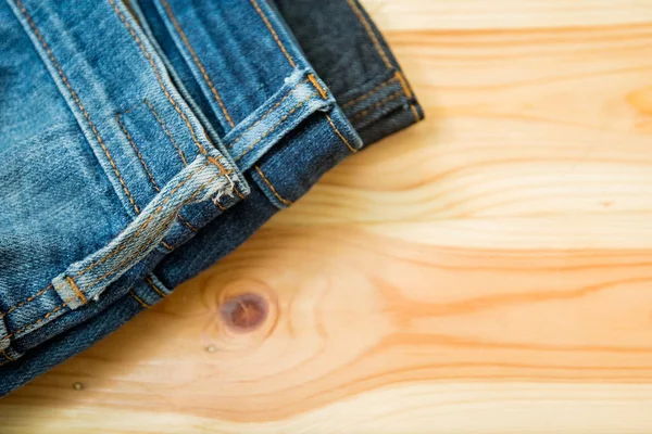 Homem Roupas Casuais Acessórios Moda Mesa Madeira Jeans — Fotografia de Stock