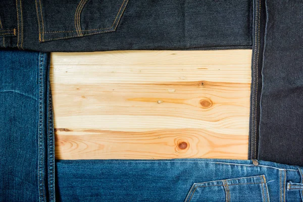 Muži Neformální Oděvy Módní Doplňky Dřevěné Stolky Džíny — Stock fotografie