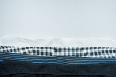 adam rahat kıyafetler moda aksesuarları izole beyaz, kot