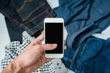 cep telefonu kullanarak el, Online Alışveriş Kavramı izole beyaz