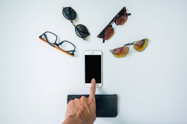 Cep telefonu kredi kartıyla, Online alışveriş izole kavramı beyaz el