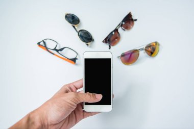 Cep telefonu kredi kartıyla, Online alışveriş izole kavramı beyaz el