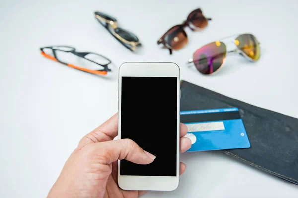 Mano Usando Tarjeta Crédito Del Teléfono Móvil Concepto Compras Línea — Foto de Stock