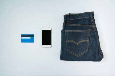kredi kartı ve cep telefonu, online alışveriş kavramı beyaz izole