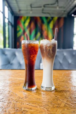 Buzlu kahve ahşap arka plan üzerinde