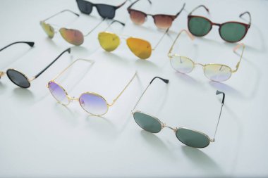 izole beyaz, Gözlük, Gözlük, güneş gözlüğü gözlük