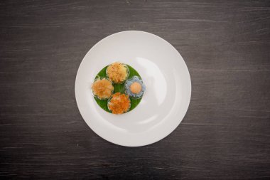 antik Tay tatlı, Tay tatlı tatlı ve siyah arka plan, ıslak zeminde madde meze, Tay tatlı, Tayland Gıda