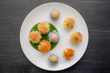 antik Tay tatlı, Tay tatlı tatlı ve siyah arka plan, ıslak zeminde madde meze, Tay tatlı, Tayland Gıda