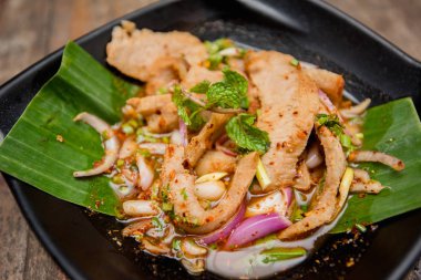 Dilimlenmiş ızgara sığır salatası, Tay gıda