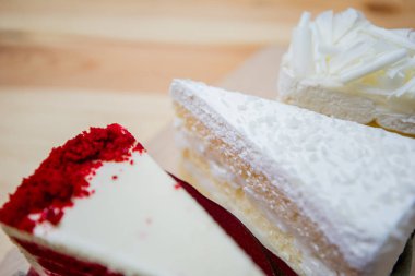 beyaz çikolatalı kek, çilek kek, parça kesilmiş