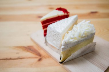 beyaz çikolatalı kek, çilek kek, parça kesilmiş