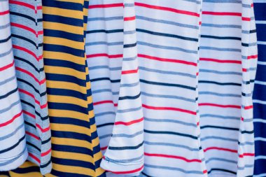 Piyasada asılı T-shirt