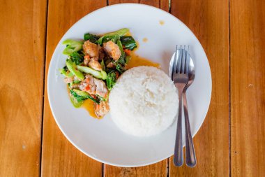 Pilav, Tay gıda ile kızarmış lahana ve gevrek domuz karıştırın