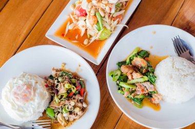 tavada domuz eti ve pirinç ile ot, pirinç, papaya salatası veya Som Tum, Tay gıda ile kızarmış lahana ve gevrek domuz karıştırın