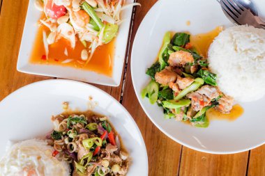 tavada domuz eti ve pirinç ile ot, pirinç, papaya salatası veya Som Tum, Tay gıda ile kızarmış lahana ve gevrek domuz karıştırın