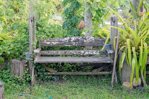 Stare Drewniane Ławki Huśtawka Ogrodzie — Zdjęcie stockowe