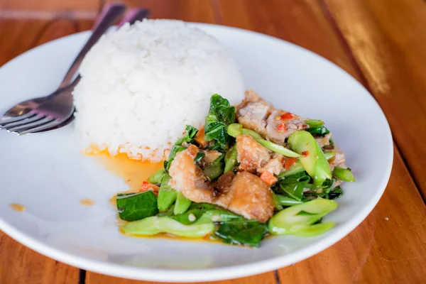 Pilav, Tay gıda ile kızarmış lahana ve gevrek domuz karıştırın