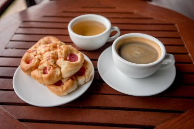 sıcak kahve sıcak çay ve tahta masada ekmek