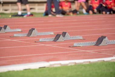 Koşu sporları için kırmızı koşu pisti