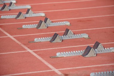 Koşu sporları için kırmızı koşu pisti