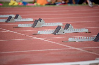 Koşu sporları için kırmızı koşu pisti