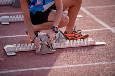 Atletizm insanlar kırmızı koşu pistinde çalışan