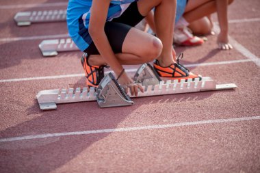 Atletizm insanlar kırmızı koşu pistinde çalışan