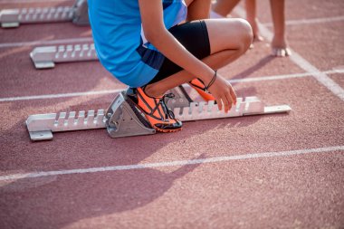 Atletizm insanlar kırmızı koşu pistinde çalışan