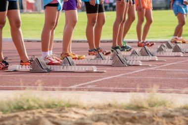 Atletizm insanlar kırmızı koşu pistinde çalışan