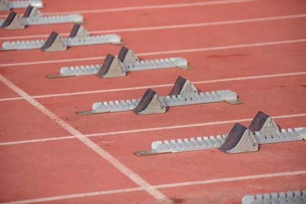 Koşu sporları için kırmızı koşu pisti