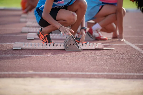 Atletica Persone Che Corrono Pista Rossa — Foto Stock