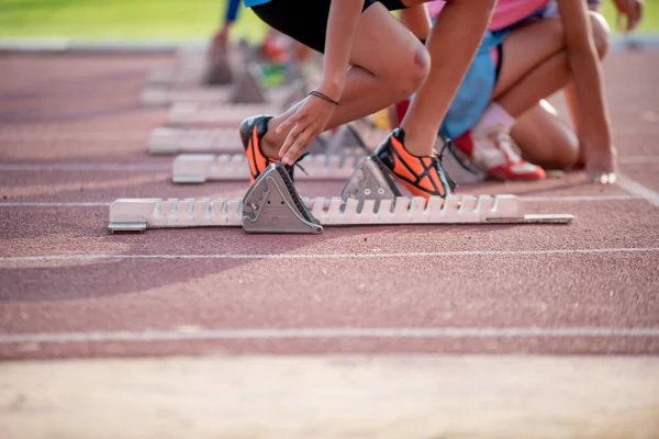 Leichtathleten Laufen Auf Roter Laufbahn — Stockfoto