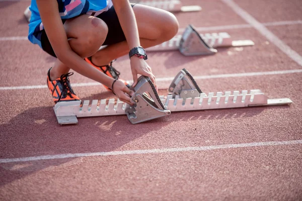 Leichtathleten Laufen Auf Roter Laufbahn — Stockfoto