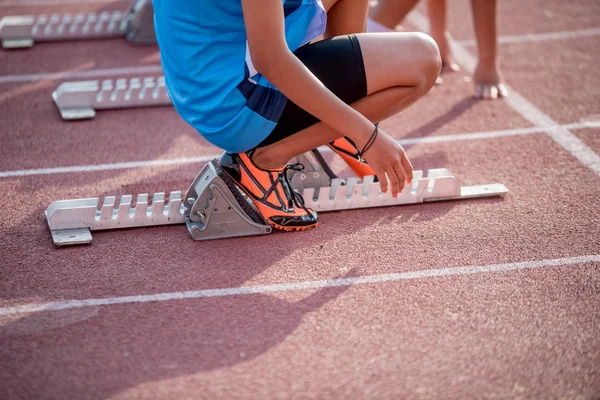 Leichtathleten Laufen Auf Roter Laufbahn — Stockfoto