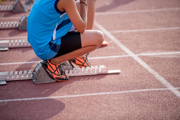 Atletizm insanlar kırmızı koşu pistinde çalışan