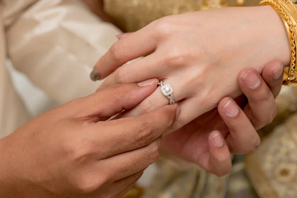 bir düğün çift elleri, Damat onun güzel karısının parmağına bir yüzük koymak, düğün töreni