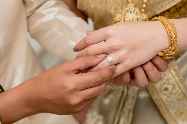 Hands Wedding Couple Groom Put Ring Finger His Lovely Wife — Stock Photo, Image