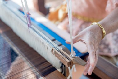 Asya geleneksel kültüründe manuel ahşap tezgah üzerinde dokuma pamuk