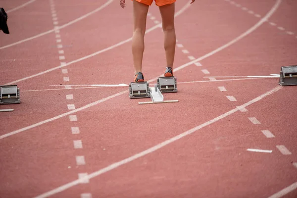 Leichtathleten Laufen Auf Roter Laufbahn — Stockfoto