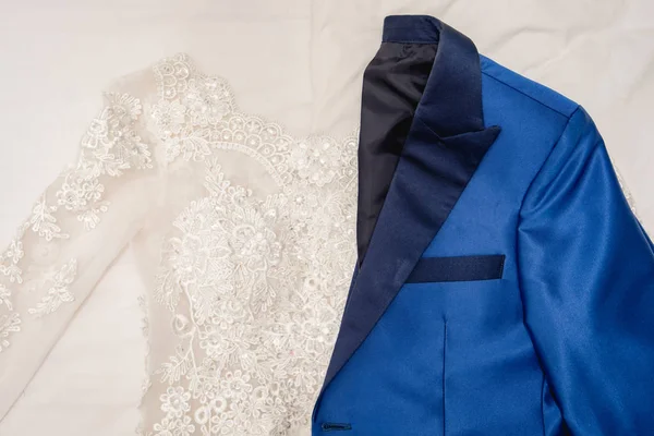 Bride Dress Groom Suit Bed Wedding Day Ceremony — Stock Photo, Image