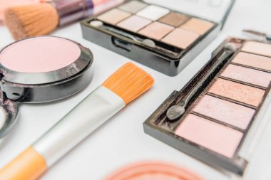 Kozmetik ürün üzerinde beyaz izole