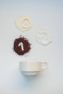 Sıcak kahve oranı karıştırın malzemeyi izole beyaz arka plan açıkladı. Kahve, şeker, krema