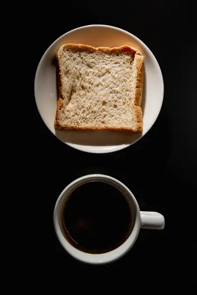 Café Caliente Pan Integral Sobre Fondo Negro —  Fotos de Stock