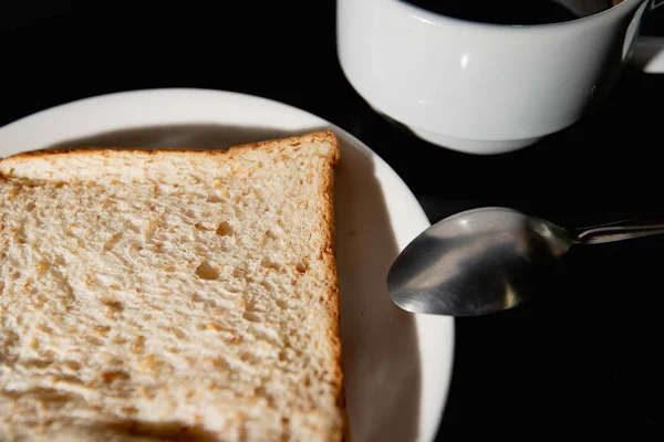 Sıcak Kahve Siyah Arka Plan Üzerine Kepekli Ekmek — Stok fotoğraf